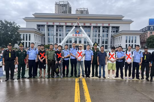 Trao trả 5 người Trung Quốc nhập cảnh trái phép vào Việt Nam