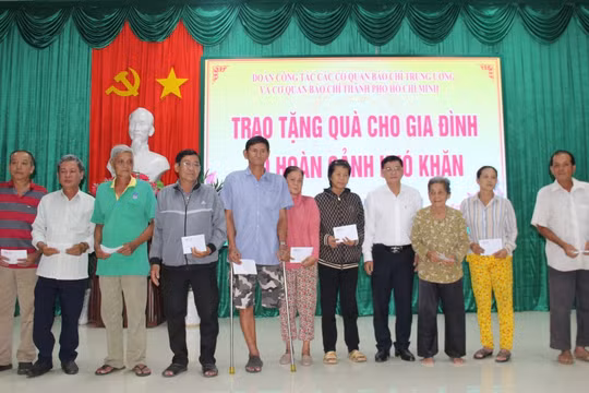 Các cơ quan báo chí tặng quà cho gia đình có hoàn cảnh khó khăn tỉnh Long An