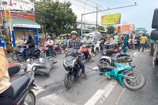 2 nạn nhân tử vong trong vụ xe ô tô khách tông hàng loạt xe máy ở Long An