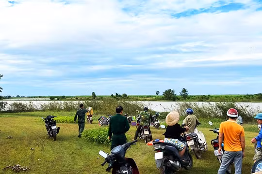 Đắk Lắk: Tìm thấy thi thể vợ chồng bị đuối nước nghi do lật xuồng khi qua hồ