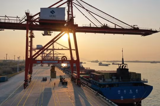 Xuất khẩu của Trung Quốc tăng vọt trước căng thẳng thương mại với Mỹ