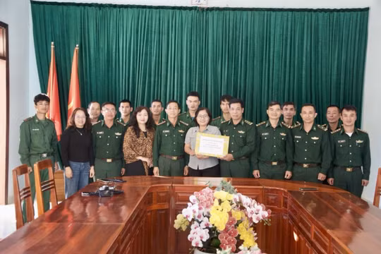 Hội Nhà báo tỉnh Kon Tum tặng ấn phẩm báo Xuân Giáp Thìn 2024 cho các đồn biên phòng
