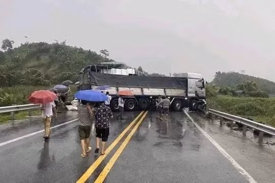 Va chạm trên cao tốc Nội Bài - Lào Cai, giao thông ùn tắc cục bộ