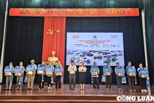 “Cùng ngư dân thắp sáng đèn trên biển” đến với ngư dân Thanh Hóa