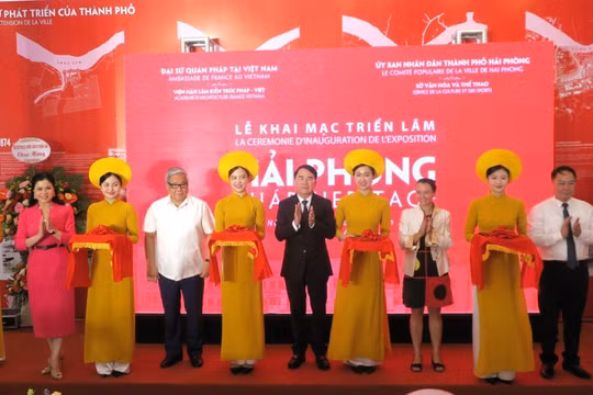 Du khách thưởng lãm 65 bộ ảnh về Thành phố Hải Phòng tại Hà Nội