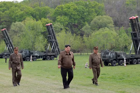 Ông Kim Jong Un thị sát vụ thử tên lửa phóng hàng loạt mới của Triều Tiên