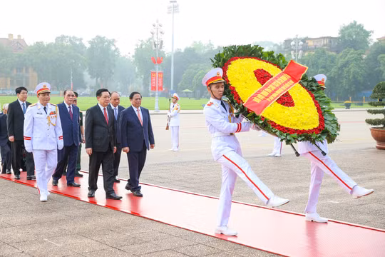 Lãnh đạo Đảng, Nhà nước vào Lăng viếng Chủ tịch Hồ Chí Minh nhân dịp 49 năm thống nhất đất nước