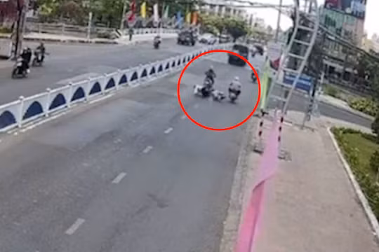 Người đàn ông nghi “ngáo đá” đạp đổ xe nhiều phụ nữ đang đi trên đường