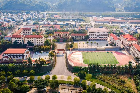 Lào Cai: Một học sinh lớp 11 rơi từ tầng 5 xuống sân trường