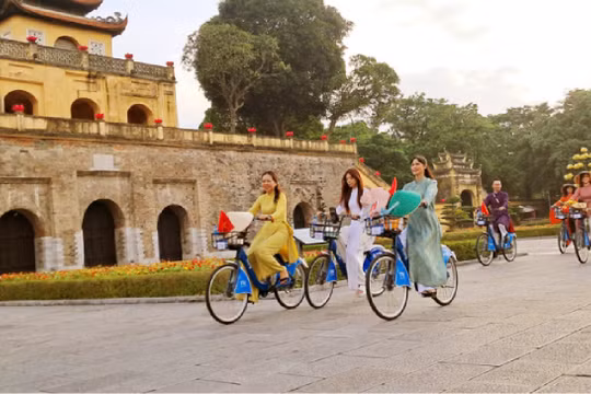 Diễu hành 'Áo dài kết nối du lịch và di sản' tại Hà Nội