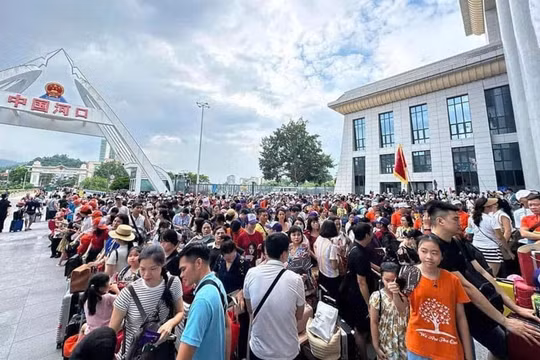 Khách Việt nườm nượp đi du lịch Trung Quốc, cửa khẩu Lào Cai chật kín ngày đầu nghỉ lễ