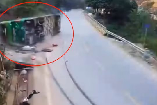 Yên Bái: Xe khách lật ngang khiến một người chết, nhiều người bị thương