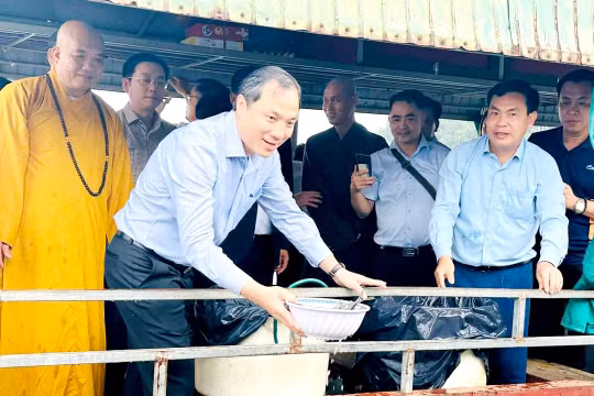 Thả cá giống tái tạo nguồn lợi thủy sản tại hồ Kẻ Gỗ