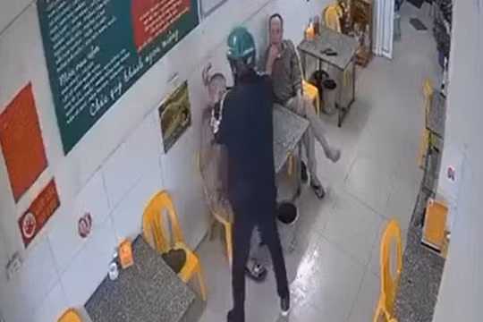 Hà Nội: Tạm giữ hình sự đối tượng châm lửa đốt tình địch tại quán bia