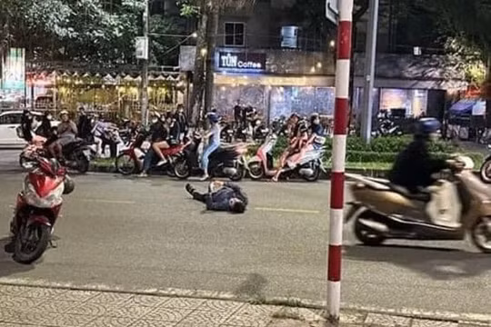 Trốn kiểm tra nồng độ cồn, người đàn ông "nằm vạ" giữa đường