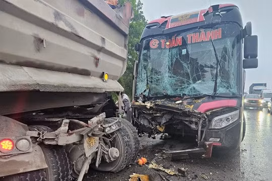 Tai nạn liên hoàn trên quốc lộ giữa 3 ô tô, tài xế xe con tử vong tại chỗ