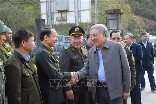 Đồng chí Nguyễn Hòa Bình thăm, động viên lực lượng chữa cháy tại Vườn Quốc gia Hoàng Liên