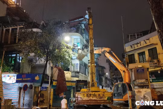 Hà Nội: Tháo dỡ ngôi nhà 3 tầng trên phố cổ bị nghiêng