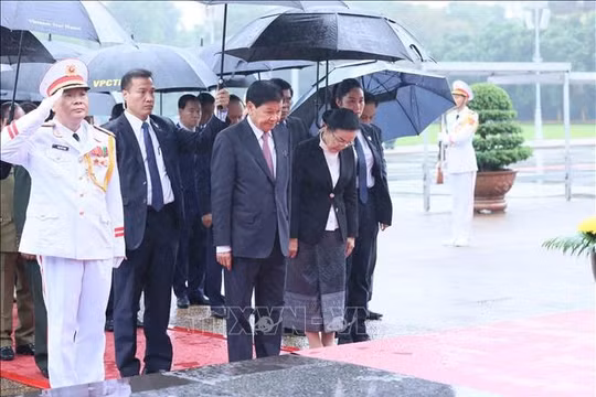 Tổng Bí thư, Chủ tịch nước Lào Thongloun Sisoulith vào Lăng viếng Chủ tịch Hồ Chí Minh