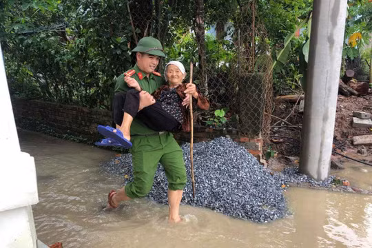 Nam Định: Nước trên các sông tiếp tục dâng cao, hàng trăm hộ dân được di dời