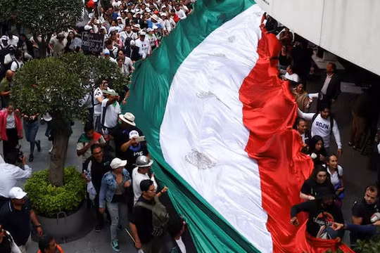 Người biểu tình xông vào Thượng viện Mexico, phiên họp cải cách tư pháp phải tạm dừng