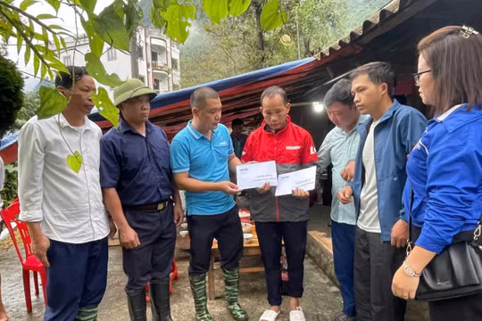 Báo Thanh Niên trao quà hỗ trợ gia đình nạn nhân vụ sạt lở tại Lào Cai