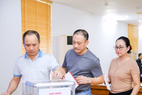 Báo Nghệ An quyên góp ủng hộ Nhân dân các tỉnh phía Bắc bị thiệt hại do bão lũ