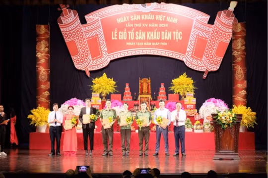 Hội nghệ sĩ Sân khấu Việt Nam tưởng nhớ tổ nghề, hướng về người dân bị ảnh hưởng bão lũ