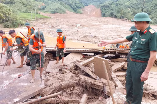Tư lệnh Quân khu 2 trực tiếp chỉ huy công tác tìm kiếm người mất tích ở thôn Làng Nủ (Lào Cai)