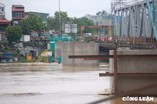 Hà Nội tiếp tục mưa to, báo động lũ cấp 2 trên sông Đuống