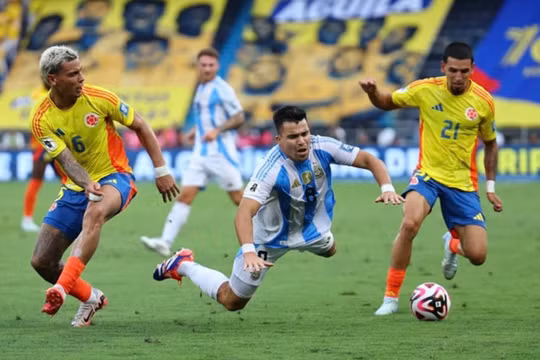 Vắng Messi, Argentina gục ngã trước "đòn thù" Colombia