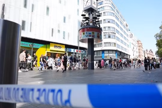 Nhân viên bảo vệ tước vũ khí kẻ tấn công bé gái và phụ nữ ở London