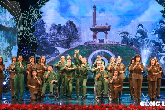 Chương trình 'Hoa tháng Bảy': Bồi đắp thêm tình yêu quê hương, đất nước, niềm tự hào dân tộc