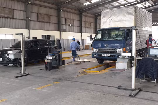 Đèn phanh ô tô một bên bị hỏng, có được đăng kiểm?