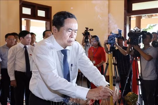 Chủ tịch Quốc hội dâng hương tưởng nhớ các đồng chí tiền bối cách mạng tại Vĩnh Long