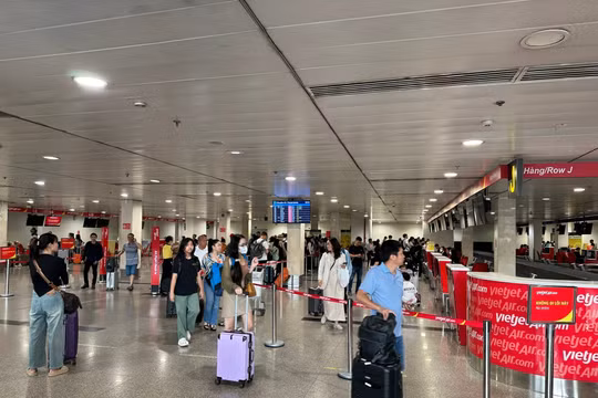 Lượng khách di chuyển qua cảng hàng không Tân Sơn Nhất dịp 2/9 giảm
