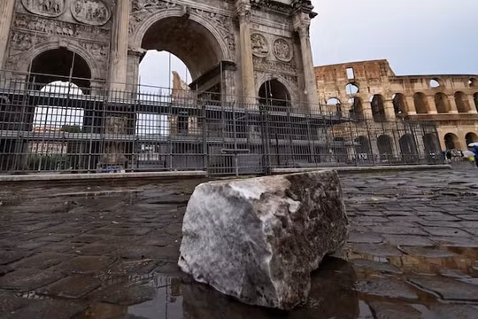 Khải hoàn môn Constantine ở Rome hư hại do bị sét đánh trong mưa bão bất thường