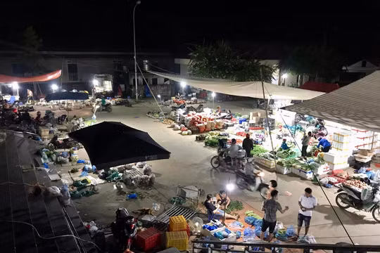 Lào Cai: Tấp nập chợ đêm Châu Úy