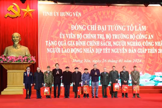 Đại tướng Tô Lâm thăm, tặng quà Tết Nguyên đán Giáp Thìn 2024 tại Hưng Yên