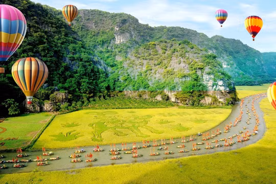 Lần đầu tiên Ninh Bình tổ chức Lễ hội khinh khí cầu kết hợp với dù lượn