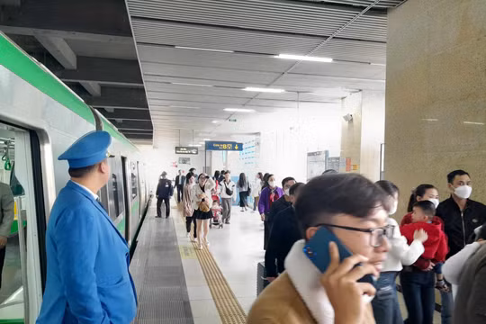 Đông đảo người dân lựa chọn tàu điện Cát Linh - Hà Đông du Xuân