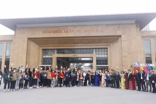 Móng Cái (Quảng Ninh) đón đoàn khách quốc tế đầu tiên năm Giáp Thìn 2024