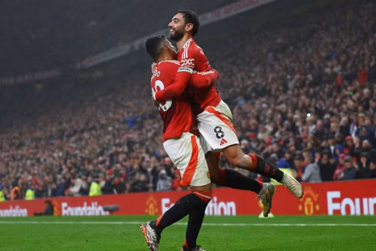 Man Utd thắng tưng bừng, Tottenham thua sốc đội bét bảng Ngoại hạng Anh