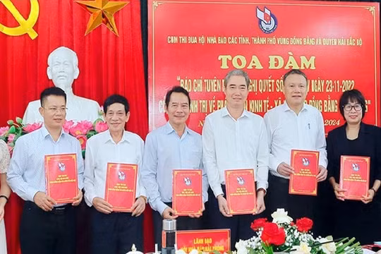 Hội Nhà báo các tỉnh, thành phố Vùng đồng bằng và Duyên hải Bắc Bộ ký giao ước thi đua năm 2025