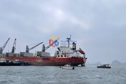 Quảng Ninh: Đắm tàu chở khách trên vịnh Bái Tử Long, 2 người mất tích
