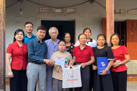 Hội Nhà báo Bắc Giang phối hợp trao quà hỗ trợ người dân có hoàn cảnh đặc biệt khó khăn