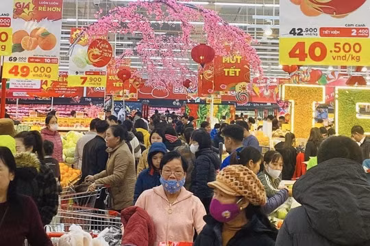 Cận Tết, người dân Thủ đô “chôn chân” trong siêu thị nửa tiếng vẫn chưa đến lượt thanh toán