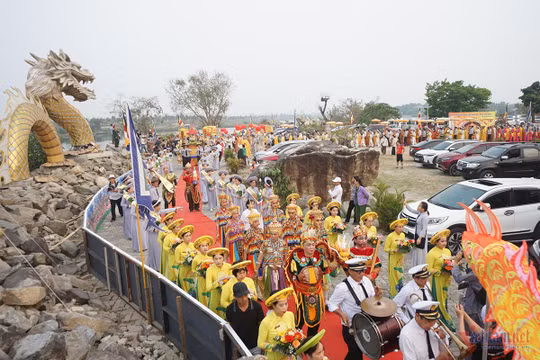 Hàng nghìn người tham dự lễ hội Quán Thế Âm Ngũ Hành Sơn