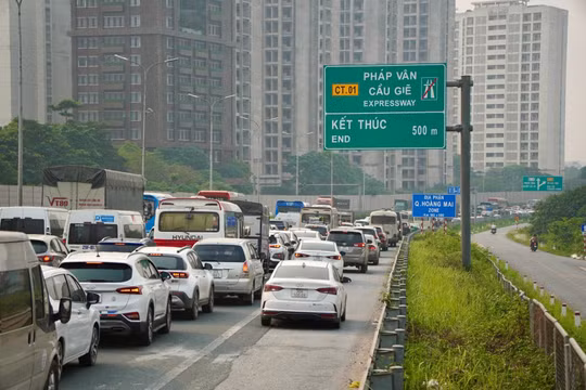 Hàng nghìn du khách trả phòng, kết thúc kỳ nghỉ sớm vì sợ cảnh tắc đường