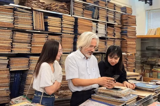 Nhà sưu tầm Nguyễn Phi Dũng với hành trình đưa báo cổ đến thế hệ trẻ